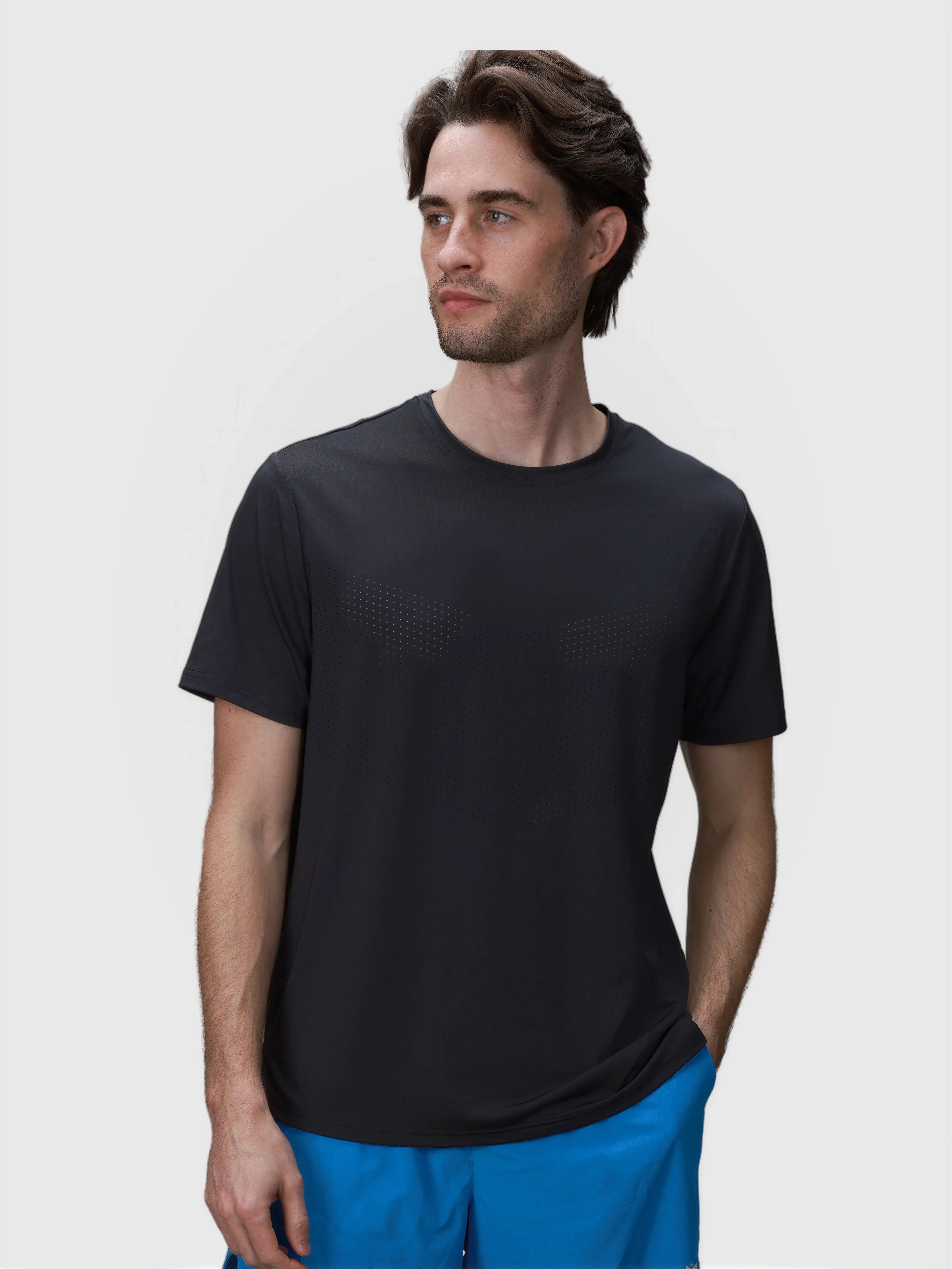 Man wearing black Chevron Tee by MUEV designed for padel apparel with lightweight breathable fabric details